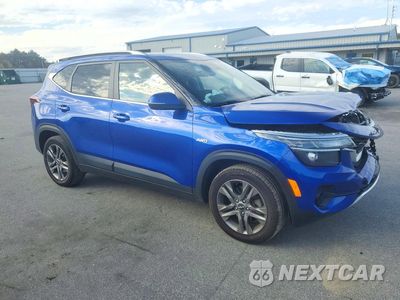 Czwarte zdjęcie samochodu z boku: 2023 KIA SELTOS S VIN:KNDEUCAA4P7398317 - miniatura