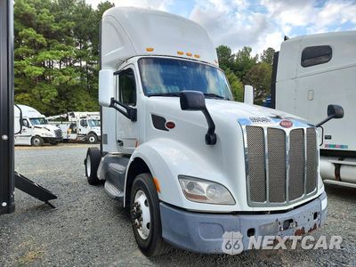 Czwarte zdjęcie samochodu z boku: 2017 PETERBILT 579 SEMI TRUCK VIN:1XPBA48X7HD428875 - miniatura