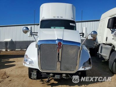 Piąte zdjęcie samochodu w środku: 2018 KENWORTH T680 SEMI TRUCK VIN:1XKYD49X4JJ190884 - miniatura