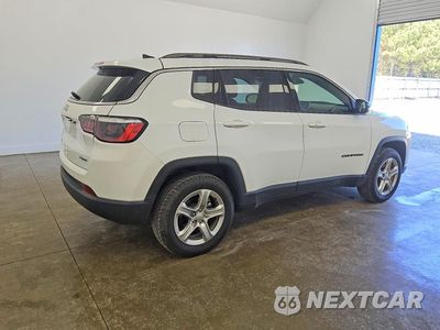 Trzecie zdjęcie samochodu z tyłu: 2023 JEEP COMPASS LATITUDE VIN:3C4NJDBNXPT522991 - miniatura