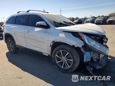 Czwarte zdjęcie samochodu z boku: 2019 TOYOTA HIGHLANDER XLE VIN:5TDKZRFH1KS329533 - miniatura