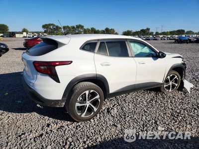 Trzecie zdjęcie samochodu z tyłu: 2024 CHEVROLET TRAX 1RS VIN:KL77LGE23RC111059 - miniatura
