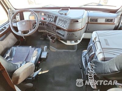 Zdjęcie 8 z 14 samochodu: 2013 VOLVO VNL SEMI TRUCK VIN:4V4NC9EH5DN141269 - miniatura