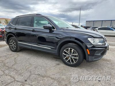 Czwarte zdjęcie samochodu z boku: 2018 VOLKSWAGEN TIGUAN SE VIN:3VV3B7AX0JM222551 - miniatura