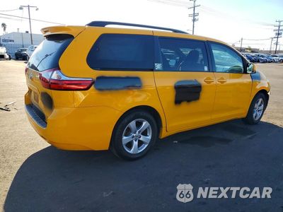 Trzecie zdjęcie samochodu z tyłu: 2017 TOYOTA SIENNA LE VIN:5TDKZ3DCXHS804240 - miniatura
