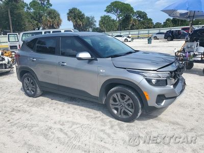 Czwarte zdjęcie samochodu z boku: 2023 KIA SELTOS LX VIN:KNDEPCAA0P7369307 - miniatura