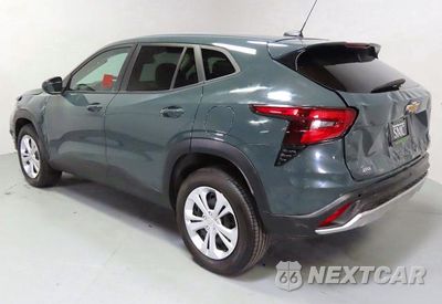 Czwarte zdjęcie samochodu z boku: 2025 CHEVROLET TRAX LS VIN:KL77LFEP7SC293442 - miniatura