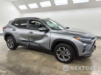Czwarte zdjęcie samochodu z boku: 2026 CHEVROLET TRAX 1LT VIN:KL77LHEP0TC232351 - miniatura
