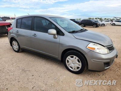Czwarte zdjęcie samochodu z boku: 2012 NISSAN VERSA 1.8 S VIN:3N1BC1CP1CK812406 - miniatura