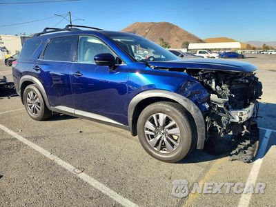 Czwarte zdjęcie samochodu z boku: 2022 NISSAN PATHFINDER SV VIN:5N1DR3BB9NC239152 - miniatura