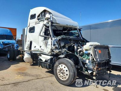 Czwarte zdjęcie samochodu z boku: 2023 VOLVO VN VNL - SEMI TRUCK VIN:4V4NC9EH7PN611192 - miniatura