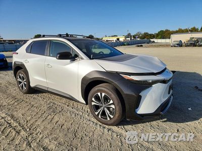 Czwarte zdjęcie samochodu z boku: 2025 TOYOTA BZ4X XLE VIN:JTMAAAAA1SA070067 - miniatura