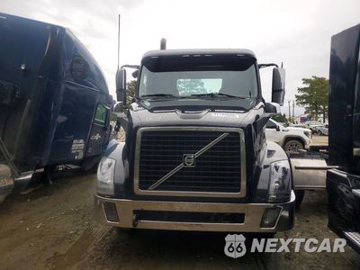 Piąte zdjęcie samochodu w środku: 2012 VOLVO VNL SEMI TRUCK VIN:4V4NC9EJ0CN559417 - miniatura