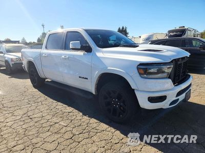 Czwarte zdjęcie samochodu z boku: 2020 RAM 1500 LARAMIE VIN:1C6SRFJTXLN239645 - miniatura