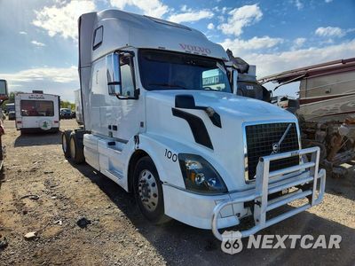 Czwarte zdjęcie samochodu z boku: 2013 VOLVO VNL SEMI TRUCK VIN:4V4NC9EH5DN141269 - miniatura
