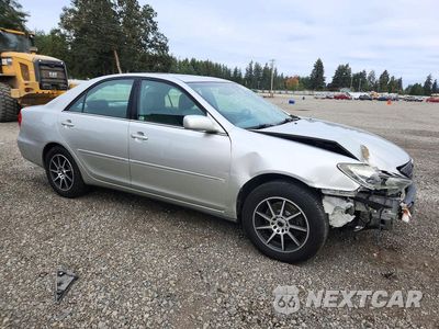 Czwarte zdjęcie samochodu z boku: 2004 TOYOTA CAMRY XLE V6 VIN:4T1BF30K54U581001 - miniatura