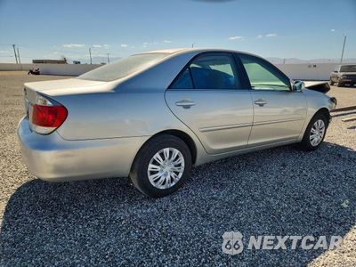 Trzecie zdjęcie samochodu z tyłu: 2005 TOYOTA CAMRY LE VIN:JTDBE32K053025884 - miniatura