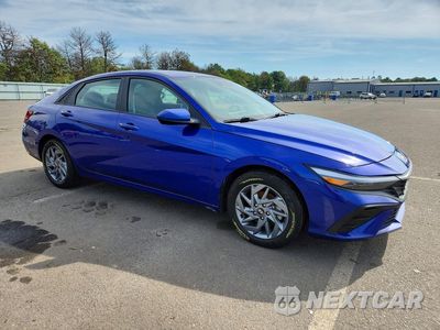 Czwarte zdjęcie samochodu z boku: 2024 HYUNDAI ELANTRA BLUE VIN:KMHLM4DJ5RU106280 - miniatura