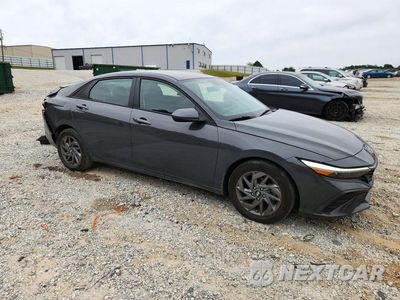 Czwarte zdjęcie samochodu z boku: 2024 HYUNDAI ELANTRA BLUE VIN:KMHLM4DJ0RU093051 - miniatura