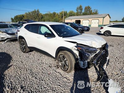 Czwarte zdjęcie samochodu z boku: 2024 CHEVROLET TRAX 1RS VIN:KL77LGE23RC111059 - miniatura