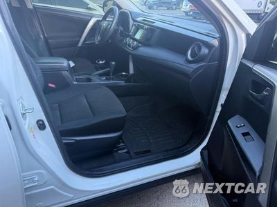 Piąte zdjęcie samochodu w środku: 2018 TOYOTA RAV4 LE VIN:JTMZFREV2JJ724525 - miniatura