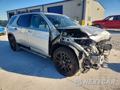 Czwarte zdjęcie samochodu z boku: 2022 CHEVROLET TRAVERSE PREMIER VIN:1GNEVKKW1NJ130012 - miniatura
