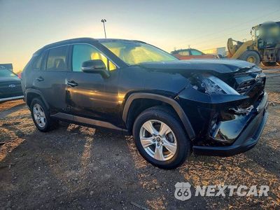 Czwarte zdjęcie samochodu z boku: 2021 TOYOTA RAV4 XLE VIN:2T3P1RFV4MC192061 - miniatura