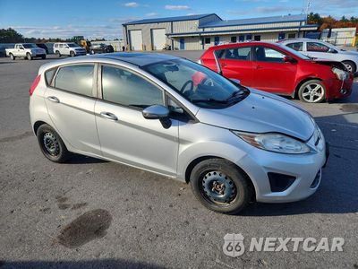 Czwarte zdjęcie samochodu z boku: 2013 FORD FIESTA SE VIN:3FADP4EJ3DM173607 - miniatura