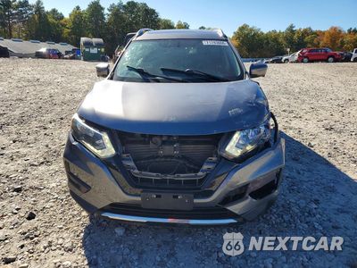 Piąte zdjęcie samochodu w środku: 2017 NISSAN ROGUE SV VIN:5N1AT2MV9HC829118 - miniatura