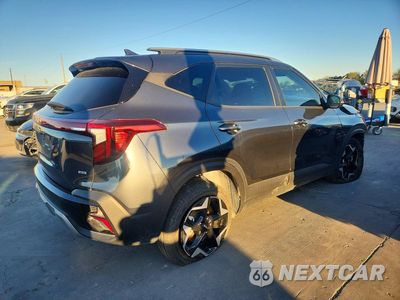 Trzecie zdjęcie samochodu z tyłu: 2025 KIA SELTOS S VIN:KNDEUCAA0S7726860 - miniatura