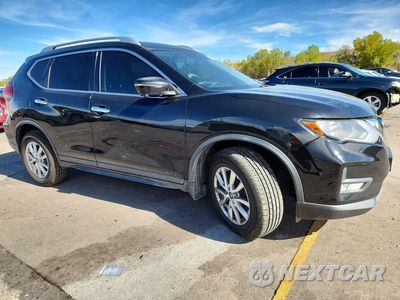 Czwarte zdjęcie samochodu z boku: 2017 NISSAN ROGUE SV VIN:KNMAT2MV7HP542230 - miniatura