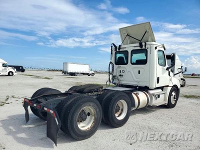 Trzecie zdjęcie samochodu z tyłu: 2019 FREIGHTLINER CASCADIA 126 SEMI TRUCK VIN:3AKJHLDV3KSKE0920 - miniatura