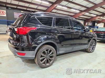 Trzecie zdjęcie samochodu z tyłu: 2019 FORD ESCAPE SE VIN:1FMCU9GD1KUB30469 - miniatura