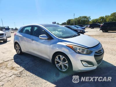 Czwarte zdjęcie samochodu z boku: 2013 HYUNDAI ELANTRA GT BASE VIN:KMHD35LE0DU121568 - miniatura