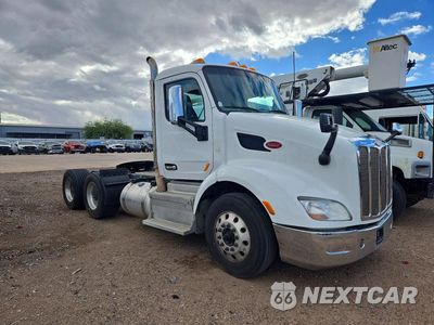 Czwarte zdjęcie samochodu z boku: 2017 PETERBILT 579 SEMI TRUCK VIN:1XPBDP9XXHD441188 - miniatura