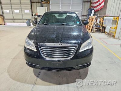 Piąte zdjęcie samochodu w środku: 2014 CHRYSLER 200 LX VIN:1C3CCBABXEN230952 - miniatura