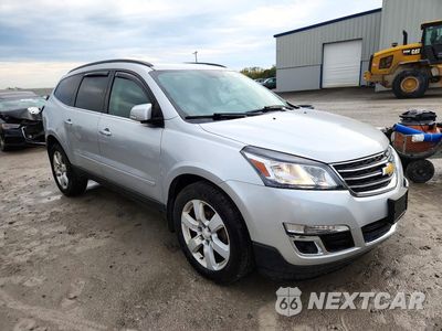 Czwarte zdjęcie samochodu z boku: 2017 CHEVROLET TRAVERSE LT VIN:1GNKRGKD7HJ186415 - miniatura