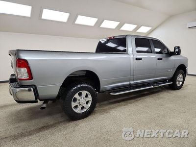 Trzecie zdjęcie samochodu z tyłu: 2023 RAM 2500 BIG HORN VIN:3C6UR5JJ2PG562085 - miniatura