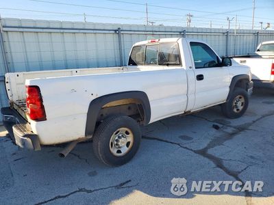 Trzecie zdjęcie samochodu z tyłu: 2005 CHEVROLET SILVERADO C2500 HEAVY DUTY VIN:1GCHC24U15E321851 - miniatura