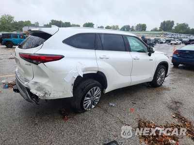 Trzecie zdjęcie samochodu z tyłu: 2021 TOYOTA HIGHLANDER HYBRID PLATINUM VIN:5TDEBRCH9MS030509 - miniatura