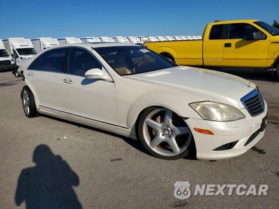 Czwarte zdjęcie samochodu z boku: 2009 MERCEDES-BENZ S 550 VIN:WDDNG71XX9A277953 - miniatura