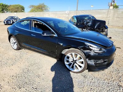 Czwarte zdjęcie samochodu z boku: 2018 TESLA MODEL 3 VIN:5YJ3E1EA3JF179448 - miniatura