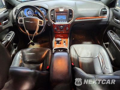 Zdjęcie 8 z 12 samochodu: 2014 CHRYSLER 300 VIN:2C3CCAAG1EH255429 - miniatura