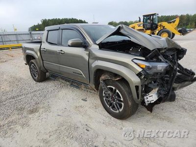 Czwarte zdjęcie samochodu z boku: 2025 TOYOTA TACOMA TRD SPORT VIN:3TMKB5FN0SM029551 - miniatura