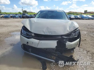 Piąte zdjęcie samochodu w środku: 2023 KIA EV6 WIND VIN:KNDC34LA8P5604585 - miniatura