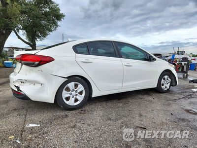 Trzecie zdjęcie samochodu z tyłu: 2017 KIA FORTE LX VIN:3KPFK4A7XHE082572 - miniatura