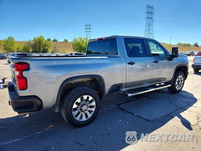 Trzecie zdjęcie samochodu z tyłu: 2024 CHEVROLET SILVERADO K2500 CUSTOM VIN:2GC4YME77R1231177 - miniatura