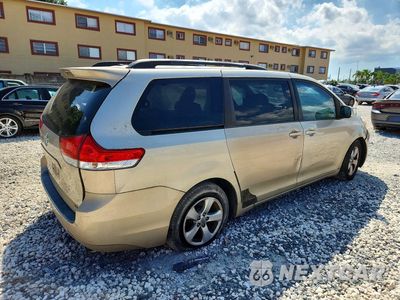 Trzecie zdjęcie samochodu z tyłu: 2013 TOYOTA SIENNA LE VIN:5TDKK3DC1DS365055 - miniatura