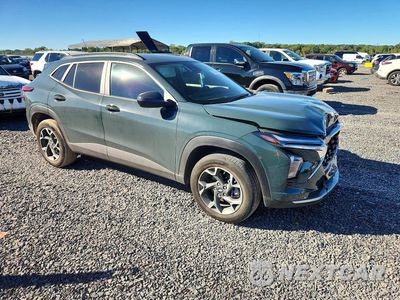 Czwarte zdjęcie samochodu z boku: 2025 CHEVROLET TRAX 1LT VIN:KL77LHEP2SC091183 - miniatura