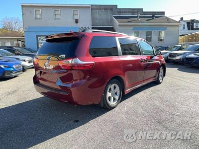 Czwarte zdjęcie samochodu z boku: 2020 TOYOTA SIENNA LE 8-PASSENGER VIN:5TDKZ3DC1LS043252 - miniatura